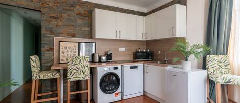 Fridge, microwave, dishwasher, coffee/tea maker