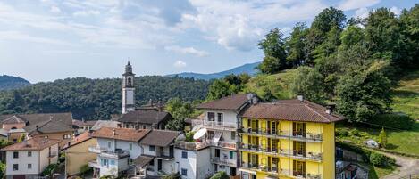 Vista frontal de la propiedad