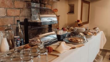Café da manhã com buffet grátis todos os dias