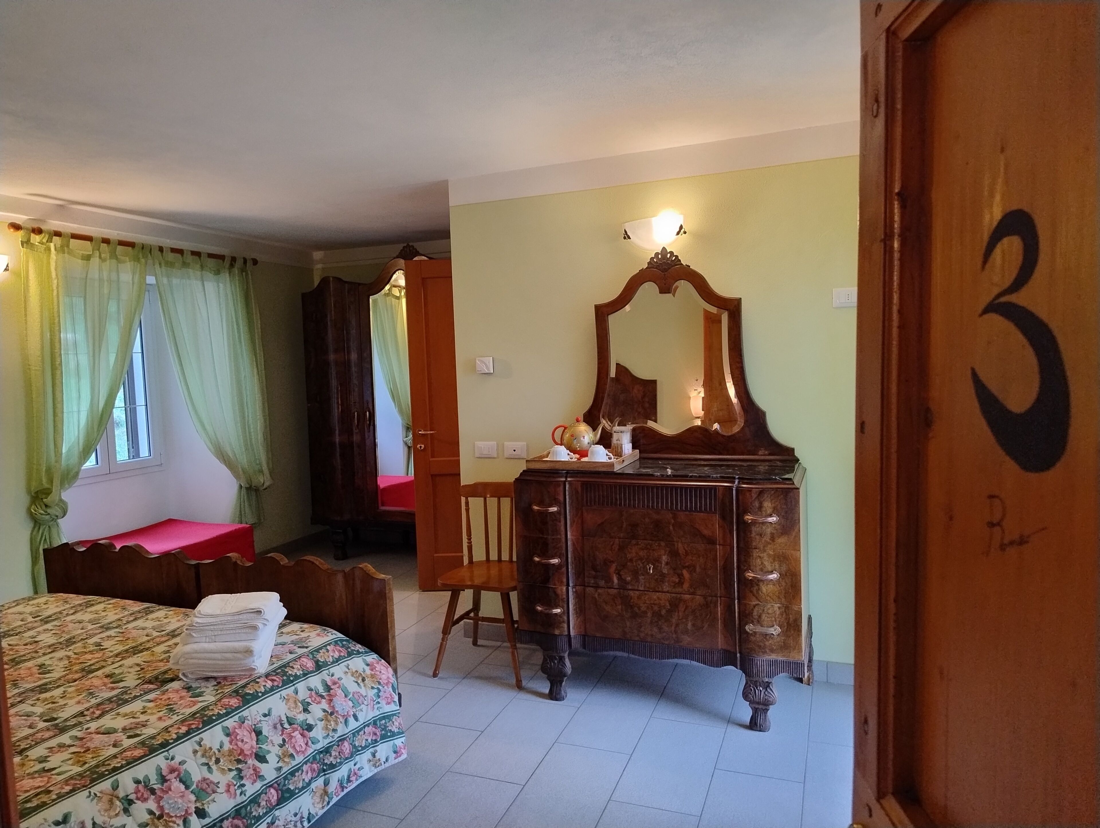 Doppia Tradizionale, balcone, vista lago parziale | Con stile personalizzato, con arredamento individuale, una scrivania