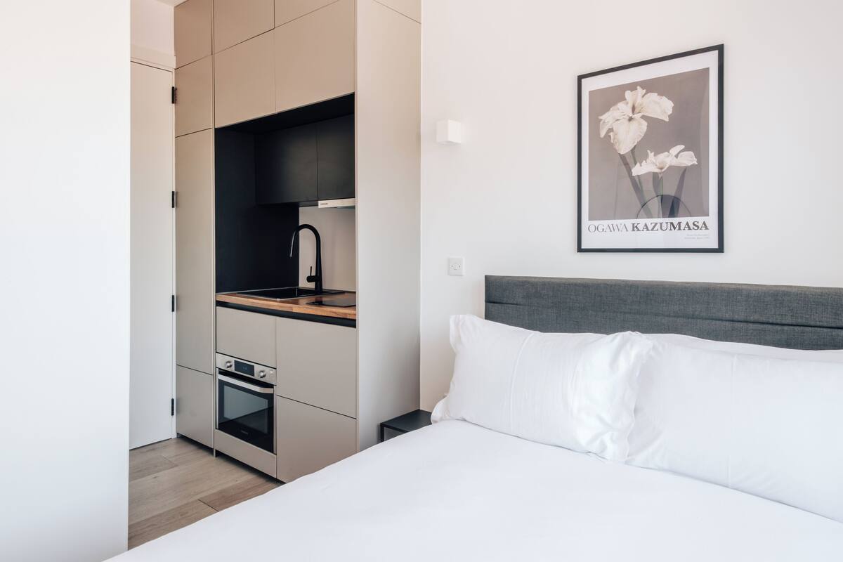 Economy Studio | Iron/ironing board, WiFi (free), bed sheets