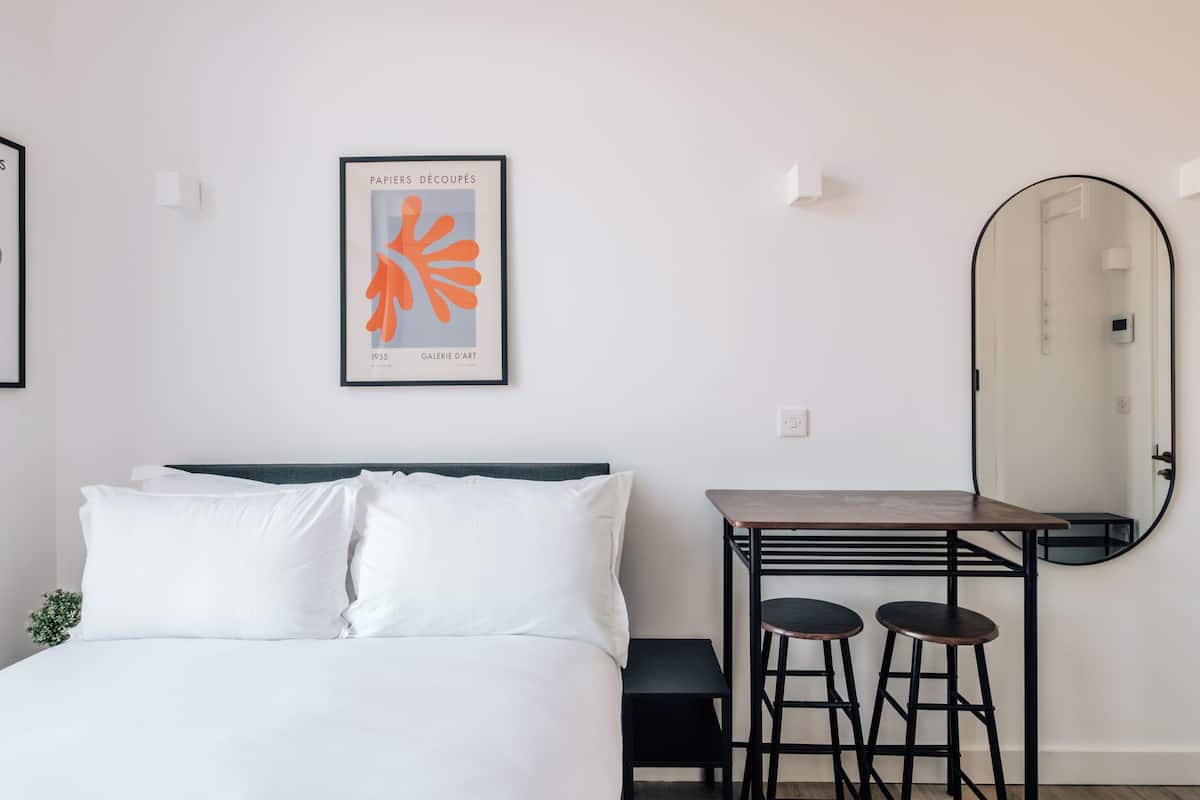 Studio | Iron/ironing board, WiFi (free), bed sheets