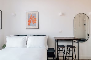 Studio | Iron/ironing board, WiFi (free), bed sheets - The Antigallican by Nestor (London)