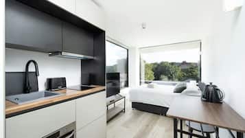 Superior Studio | Private kitchen | Electric kettle, toaster