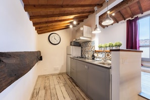 Refrigerador, microondas, parrilla de estufa y utensilios de cocina 