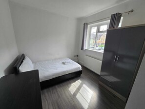 House, 4 Bedrooms, Accessible - Limehouse Townhomes A Modern 4-bedroom 3-bathroom Townhome With a Private Garden (London)