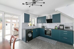 Casa | Cocina privada | Refrigerador, microondas, horno y parrilla de estufa 