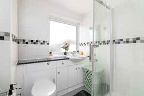 Casa | Baño | Regadera y toallas 