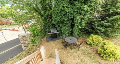 Charming Walkable Downtown Getaway w/ Coffee Bar!