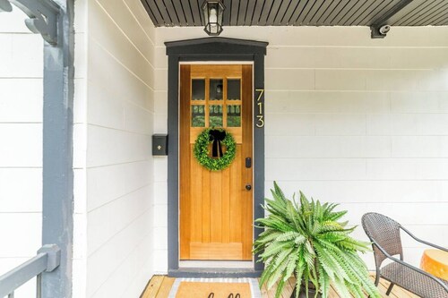 Charming Walkable Downtown Getaway w/ Coffee Bar!