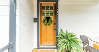 Charming Walkable Downtown Getaway w/ Coffee Bar!