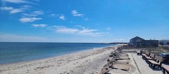 Tucked Inn: Your Cape Cod Escape - 2 min Walk to the beach
