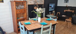Dining - Charmante Maison de Bourg à 10min de Villedieu 30min de Granville (Percy-en-Normandie)
