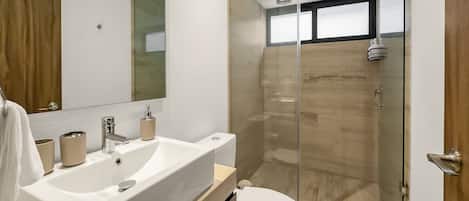 Dusche, kostenlose Toilettenartikel, Haartrockner, Handtücher