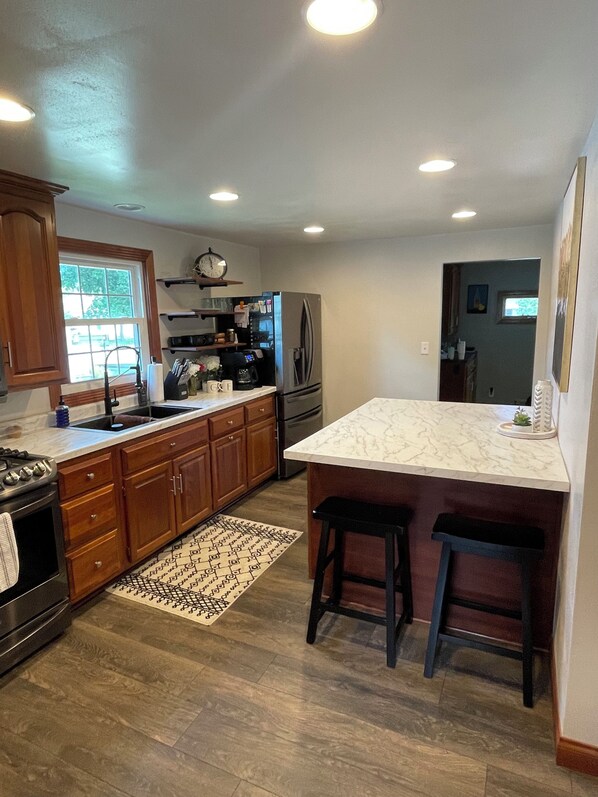 Kylskåp, mikrovågsugn, ugn och spishäll