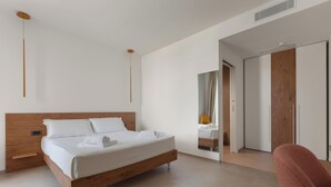 Un dormitorio moderno con una cama de madera, una mesita de noche, un espejo y un armario.