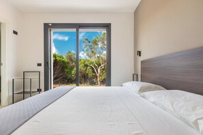 5 bedrooms, iron/ironing board, WiFi, bed sheets