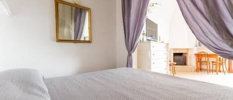 1 bedroom, bed sheets