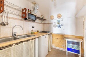 Stovetop, coffee/tea maker, cookware/dishes/utensils