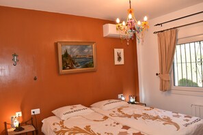 2 bedrooms, iron/ironing board, WiFi, bed sheets - Casa Margaritha - mountain retreat (Canillas de Albaida)