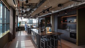 Una cocina moderna con una isla central, electrodomésticos integrados y un amplio ventanal que proporciona luz natural.