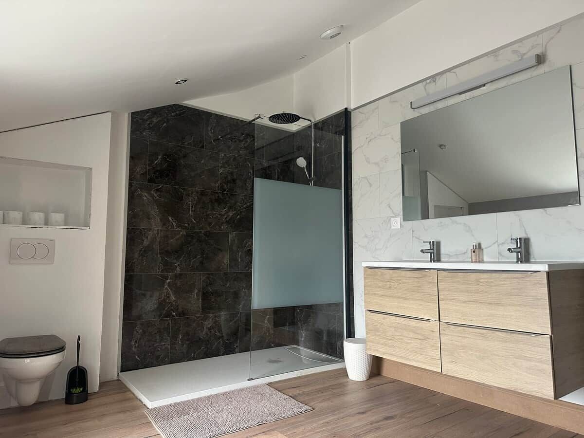 Een douche, zeep, toiletpapier