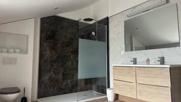 Een douche, zeep, toiletpapier
