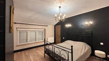 4 Schlafzimmer, Schreibtisch, Bügeleisen/Bügelbrett, WLAN