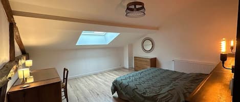 4 bedrooms, desk, WiFi