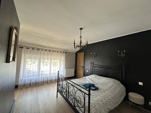 4 bedrooms, desk, iron/ironing board, WiFi