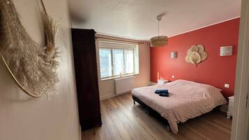 4 Schlafzimmer, Schreibtisch, Bügeleisen/Bügelbrett, WLAN
