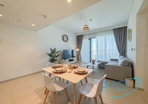 Appartamento Luxury, 1 letto queen, angolo cottura | Area soggiorno | TV LCD 50 pollici con canali via cavo