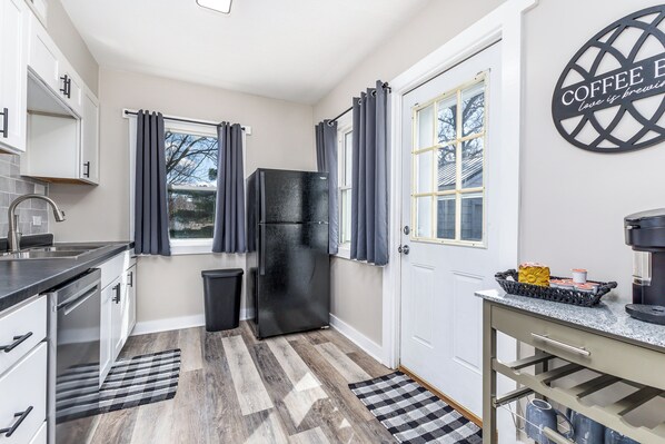 Private kitchen - Broadlawn Bungalow - 2BR/1 Bath w pullout (Dubuque)