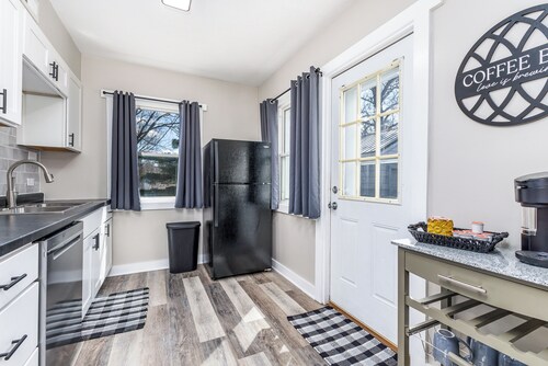 Broadlawn Bungalow - 2BR/1 Bath w pullout