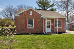 Exterior - Broadlawn Bungalow - 2BR/1 Bath w pullout (Dubuque)