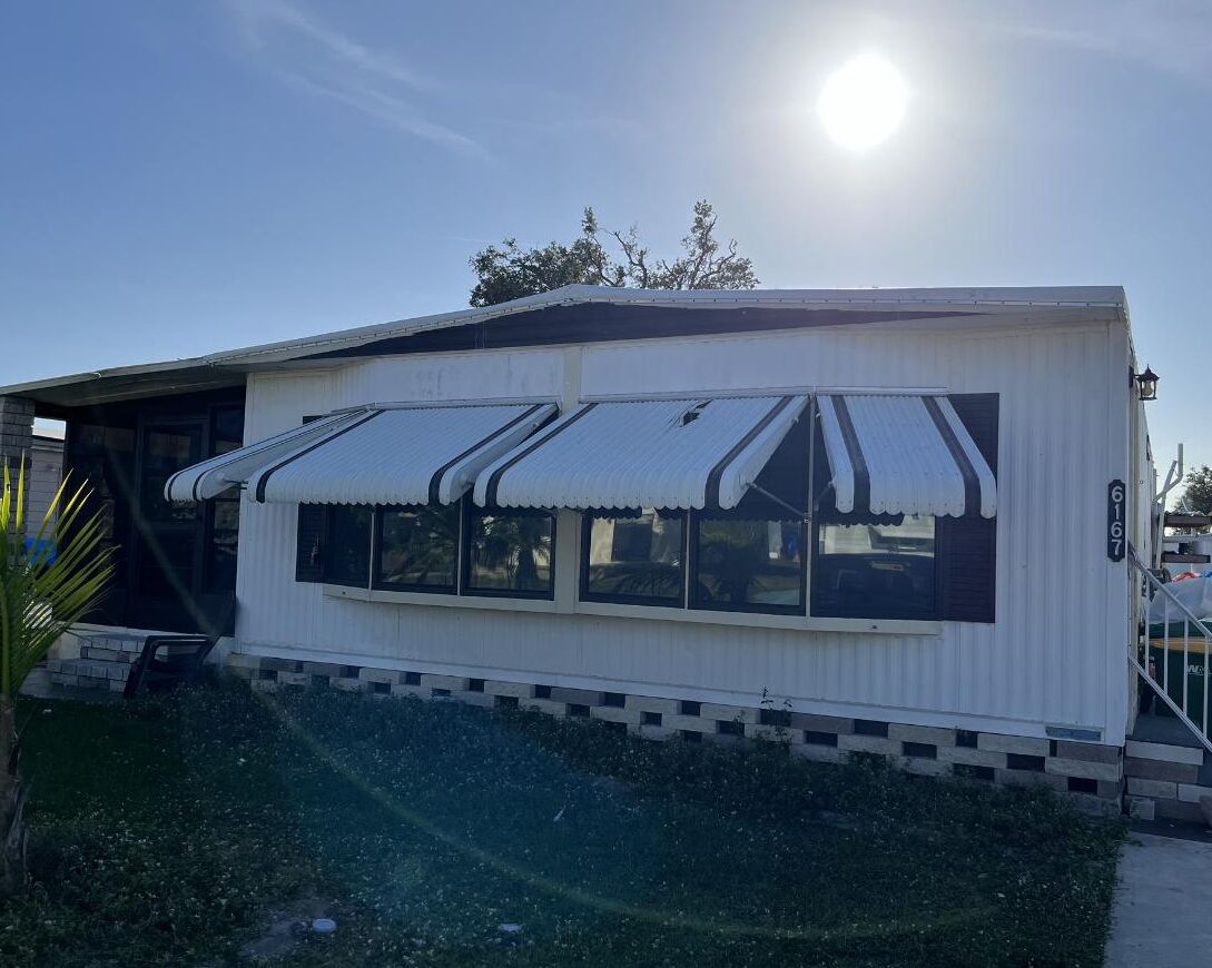 5 minutes to the beach! Cozy 2-bedroom mobile home amazing pool 55 and older 