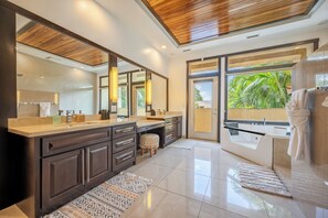 Shower, jetted bath, hair dryer, towels - Private Luxury Beachfront Villa Perfect for Large Groups (Potrero)