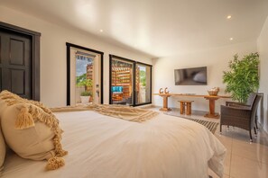 9 Schlafzimmer, Schreibtisch, Bügeleisen/Bügelbrett, Reisekinderbett