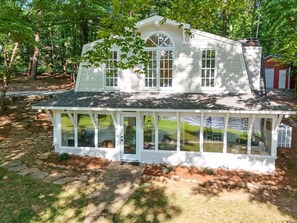 Exterior - 3-BR Cozy Lakefront Cottage —Fire Pit—Boat Rental! (Mooresville)