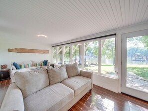 Televisión y chimenea 