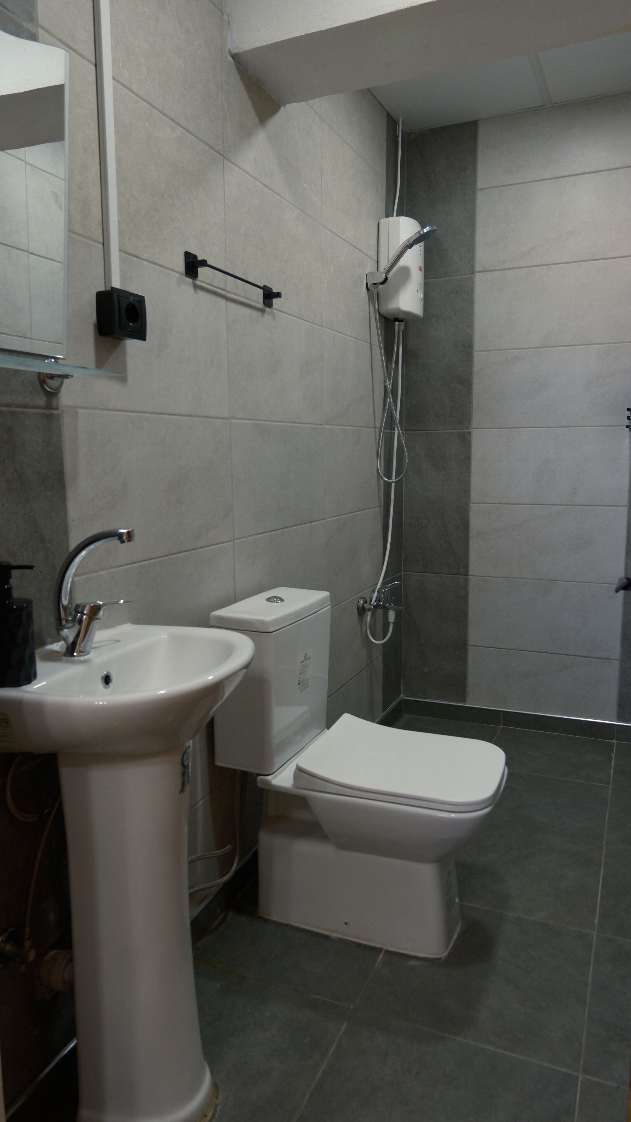 Classic Double Room | Bathroom | Shower, free toiletries, hair dryer, slippers