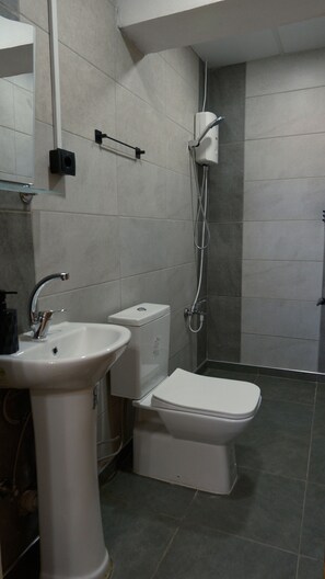 Habitación clásica doble | Baño | Ducha, artículos de higiene personal gratuitos y secador de pelo