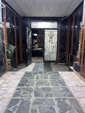 Vista frontal de la propiedad