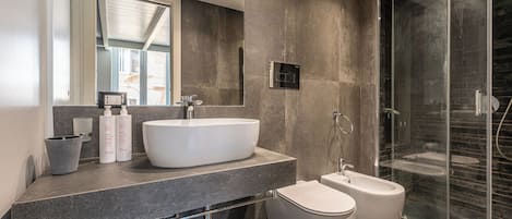 Apartment, Balcony | Bathroom | Shower, hair dryer, bidet, towels