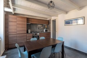 Appartement, balcon | Cuisine privée | Réfrigérateur, micro-ondes, four, plaque de cuisson
