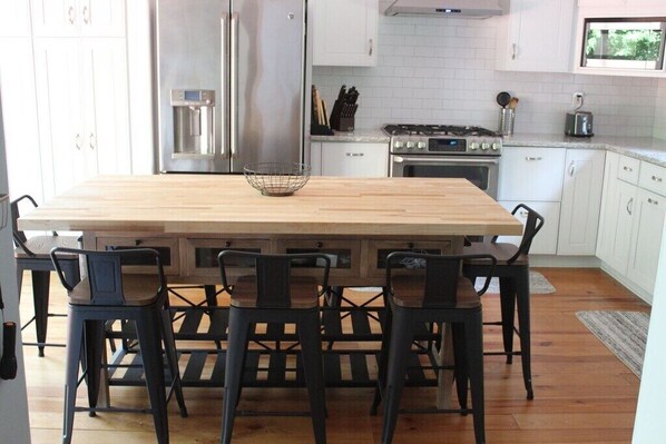 冷蔵庫、電子レンジ、オーブン、コンロ