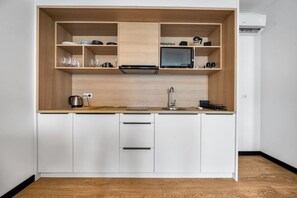 Fridge, microwave, stovetop, dishwasher