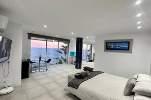 5 bedrooms, WiFi, bed sheets - The Cliff Villa (CT)