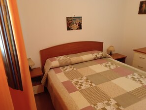 2 quartos, escrivaninha, ferros/tábuas de passar roupa