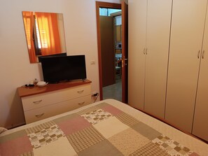 2 chambres, bureau, fer et planche à repasser, accès au Wi-Fi (inclus)